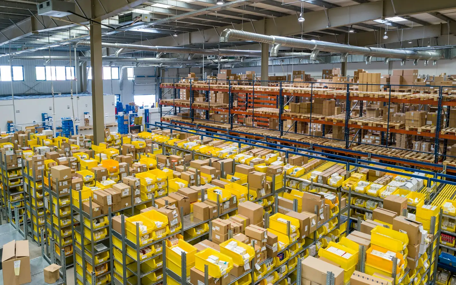 Almacén logístico con estanterías y mercancía