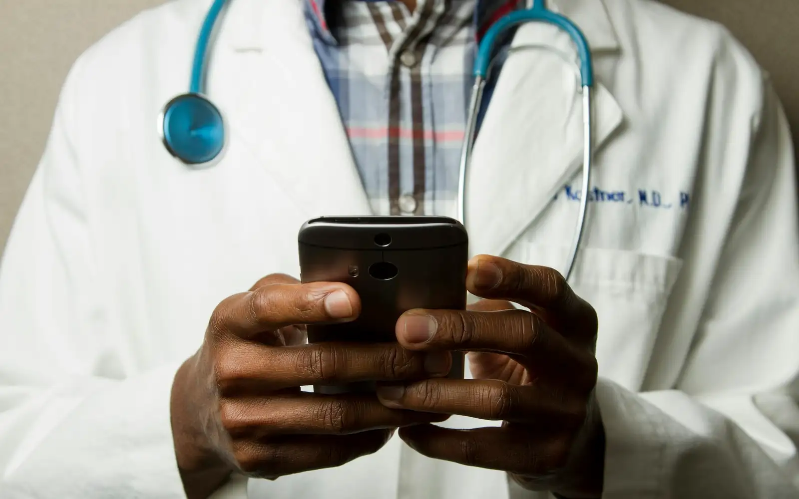 Profesional de salud usando una aplicación digital